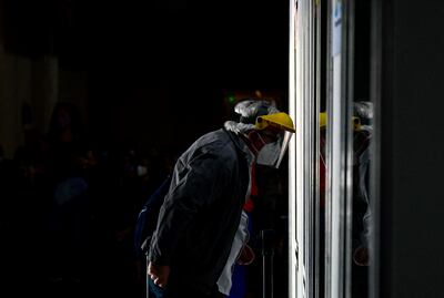 Un hombre se registra para recibir la vacuna contra anticovid en La Rural, Buenos Aires, Argentina.