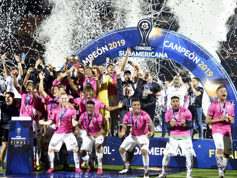 Festejo merecido de los futbolistas de Independiente del Valle ya con la Copa Sudamericana apuntando al cielo con La Nueva Olla y unos 40.000 aficionados  como testigos.