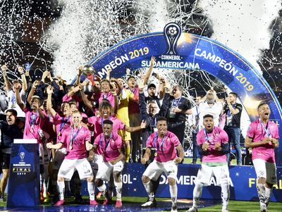 Festejo merecido de los futbolistas de Independiente del Valle ya con la Copa Sudamericana apuntando al cielo con La Nueva Olla y unos 40.000 aficionados como testigos.