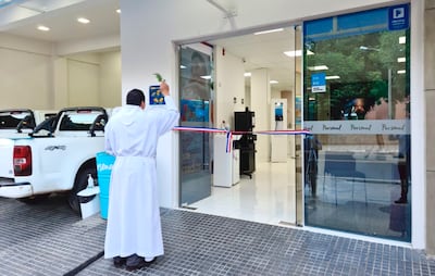 Con la bendición del sacerdote local, se habilitó la nueva sucursal de Personal, en Cnel. Oviedo.