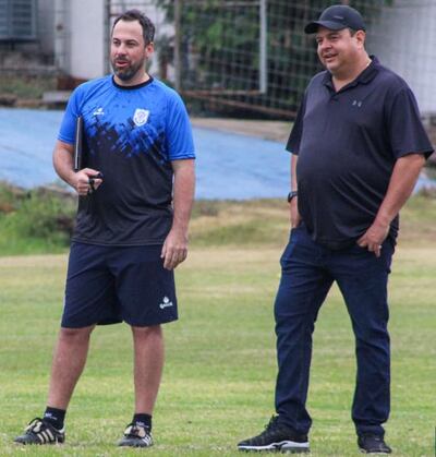 El entrenador de Sportivo Ameliano, Juan Pablo Pumpido acompañado del presidente de la institución, Héctor Melgarejo.