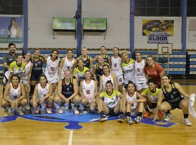 Las chicas del equipo de Félix Pérez intercalando con las anfitrionas, Corrientes Básket,  
en el primer  amistoso previsto, que disputaron el sábado en cancha del Regatas.