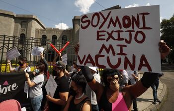 El actual brote de viruela del mono presenta diferencias importantes en los síntomas frente a los anteriores registrados en regiones endémicas, entre ellos el dolor rectal o el edema del pene, según un estudio entre pacientes británicos que publica The British Medical Journal.