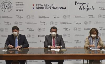 El presidente del BNF, Manuel Ochipintti; el ministro de Hacienda, Óscar Llamosas; y la presidenta de la AFD, Teresa Rivarola de Velilla,, firmaron convenios para implementar lo que dispone la ley de consolidación económica.