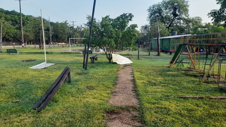 Chapas de una capilla fueron a parar en una plaza publica en Fuerte Olimpo.