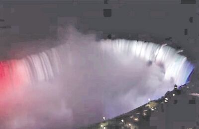 Las majestuosas cataratas del Niágara se iluminaron ayer con los colores rojo, blanco y azul de la bandera nacional para rendir homenaje a los 210 años de la emancipación de España.