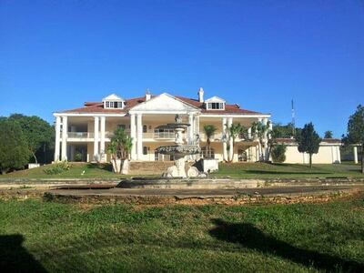 Según versiones, la mansión perteneció al exdictador Alfredo Stroessner y en el lugar se llevaban a cabo torturas. La casa tenía cinco sótanos.