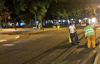 Más de 200 servidores urbanos y maquinaria se desplegaron en un operativo integral en el microcentro capitalino, costanera, avenidas principales y mercados.