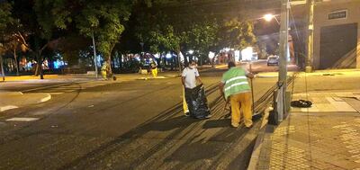 Más de 200 servidores urbanos y maquinaria se desplegaron en un operativo integral en el microcentro capitalino, costanera, avenidas principales y mercados.
