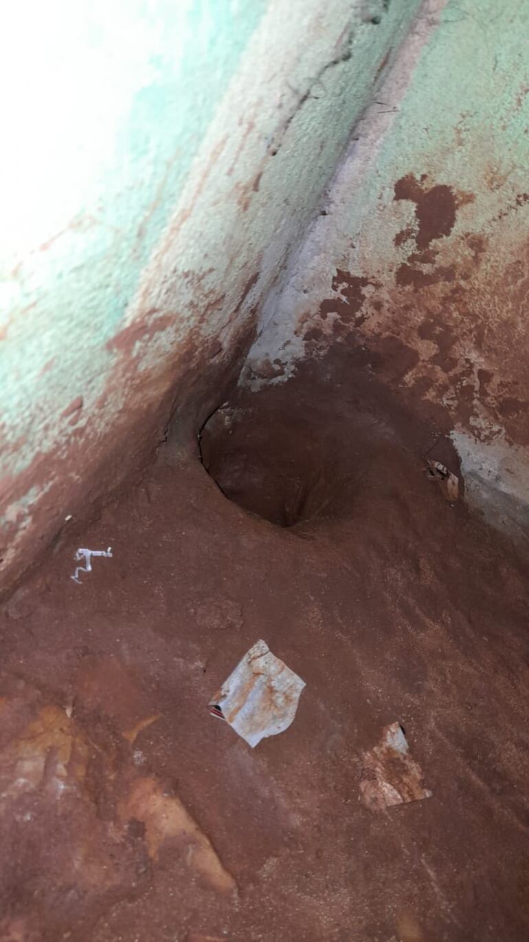 El hoyo en el que estaban ocultas las petacas de caña y las armas blancas.