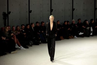 Un modelo presenta la colección otoño/invierno 2023 2024 de Saint-Laurent para hombres durante la Fashion Week en París.