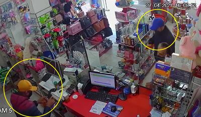 En círculo los dos delincuentes que irrumpieron en la farmacia. Abajo, el sujeto que estaba armado y arriba, el que actuó de campana y se ubicó detrás de un cliente.