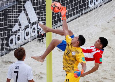 Yoao Rolón intenta parar una pelota ante la mirada de Takaaki Oba y una ejecución de Milciades Medina.