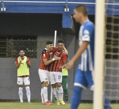 Espinoza celebra con Enciso el gol del triunfo.
