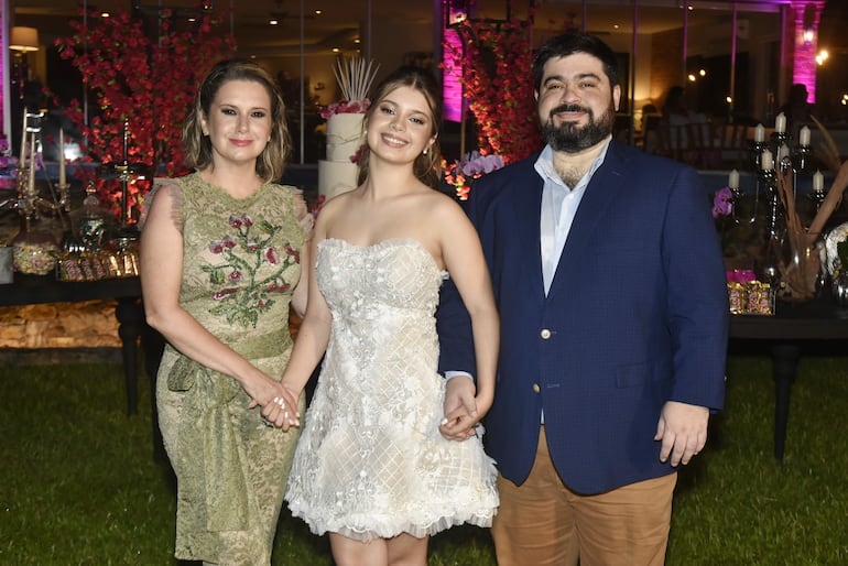 La quinceañera junto a sus padres María Selva Casco Brítez y Javier Giubi Viola.