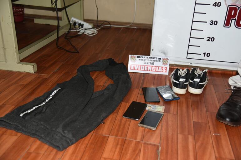 En la imagen se observan las prendas utilizadas en el momento del atraco y el celular que el detenido decidió romper cuando se realizó el allanamiento. 