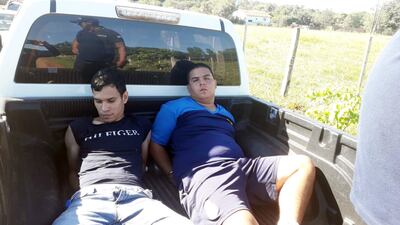 César Alcaraz e Isaac Medina, ambos esposados.