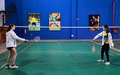 Las mellizas Paula y Sofía Rodas juegan al bádminton.