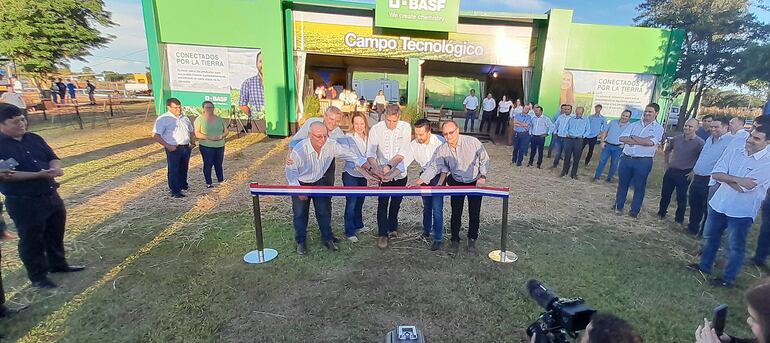 Momento del tradicional corte de cinta para  inaugurar el Campo Tecnológico Yguazú de BASF.