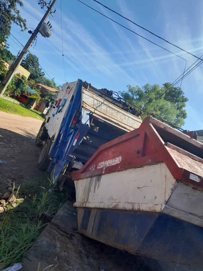 El chofer iba a manipuar los aparatos para levantar el contenedor, cuando las bolsas que contenían los huesos se rompieron.
