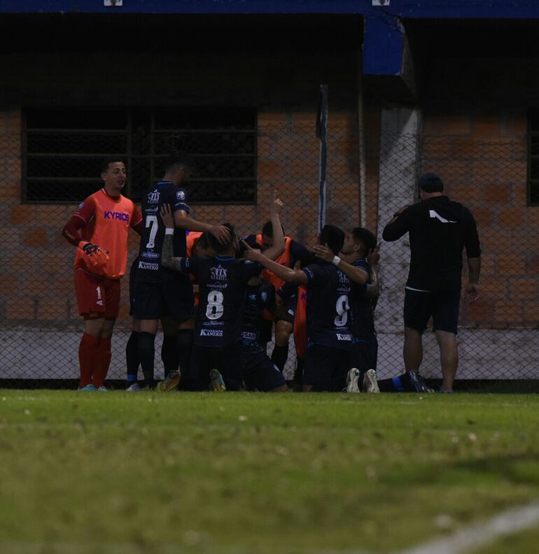Festejo del segundo gol de Guaireña.