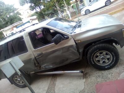 Motociclista quien embistió por la camioneta sufrió un severo accidente