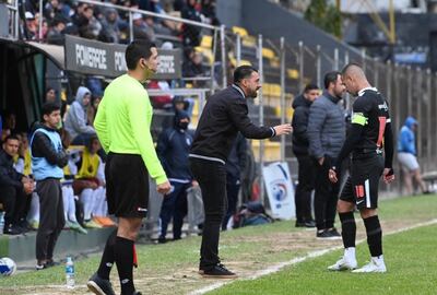 Julio César Cáceres dando indicaciones a Derlis González.