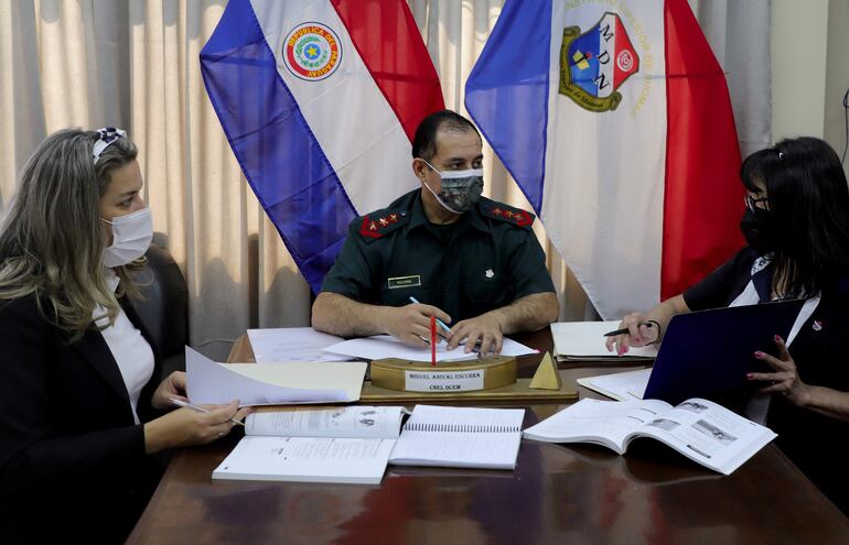 Este año, se cumple el 60 aniversario del Instituto Superior de Ingles del Ministerio de Defensa Nacional dirigido por el Cnel. DCEM Miguel Escurra (centro).