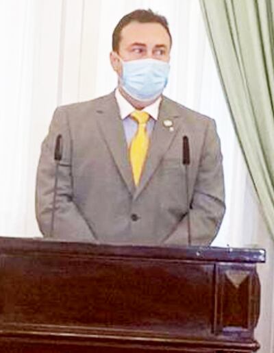 Andrés Gubetich, presidente del  Instituto de Previsión Social (IPS), anunció el pago de subsidio, ayer en Palacio.