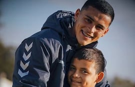 El jugador paraguayo, Ramón Sosa, fue protagonista de un emotivo momento con un fan de Gimnasia.