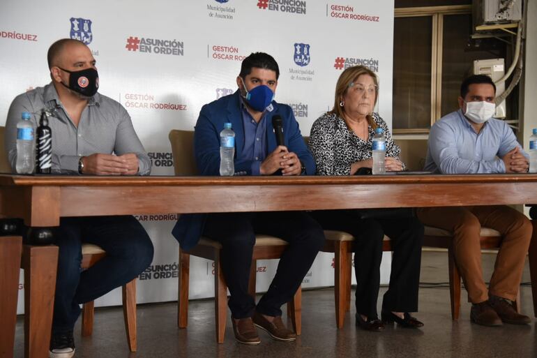 Óscar "Nenecho" Rodríguez. intendente de Asunción, en conferencia de prensa.