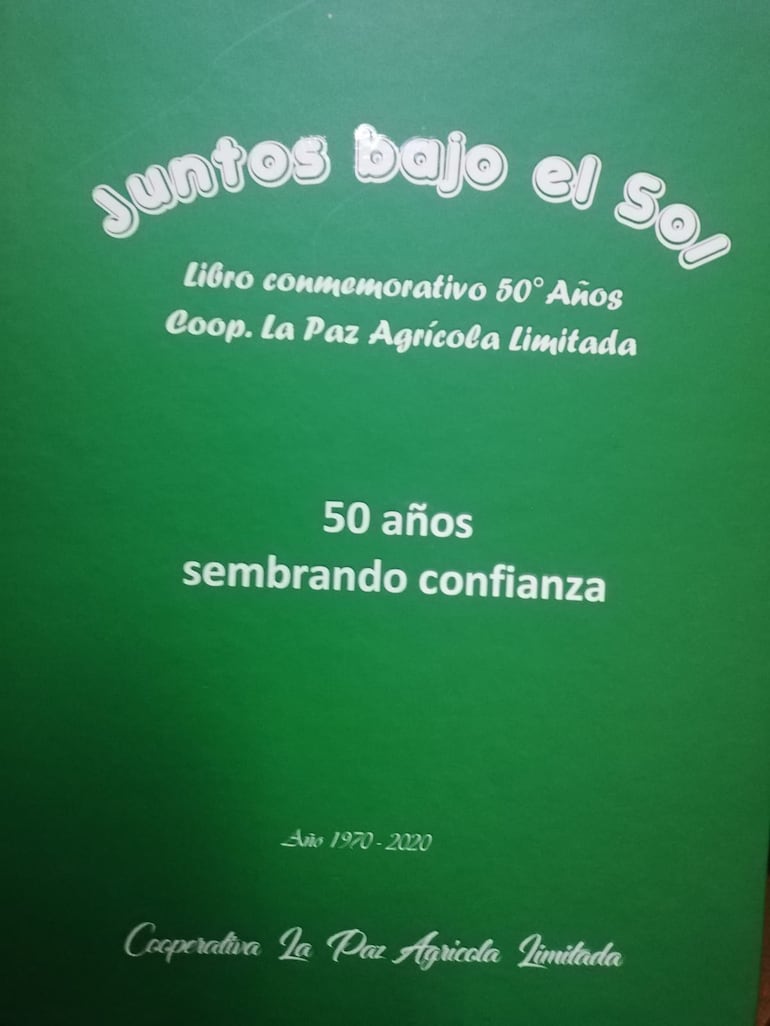 Tapa del libro “Bajo un mismo sol”, editado en japonés y recientemente traducido al castellano. Contiene la historia de la cooperativa, y a través de ella de la comunidad de La Paz.