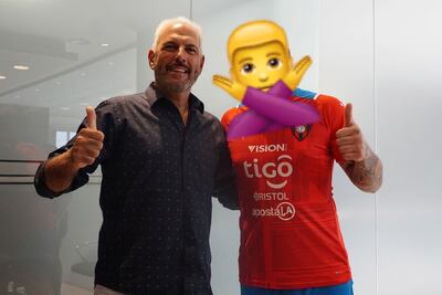 Juan José Zapag (i) y Jean Fernandes (d), cuyo rostro está tapado con el emoji.