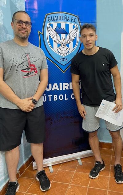 Éver Cáceres, presentado como nuevo jugador de Guaireña en compañía del presidente Luis Cáceres Smith.