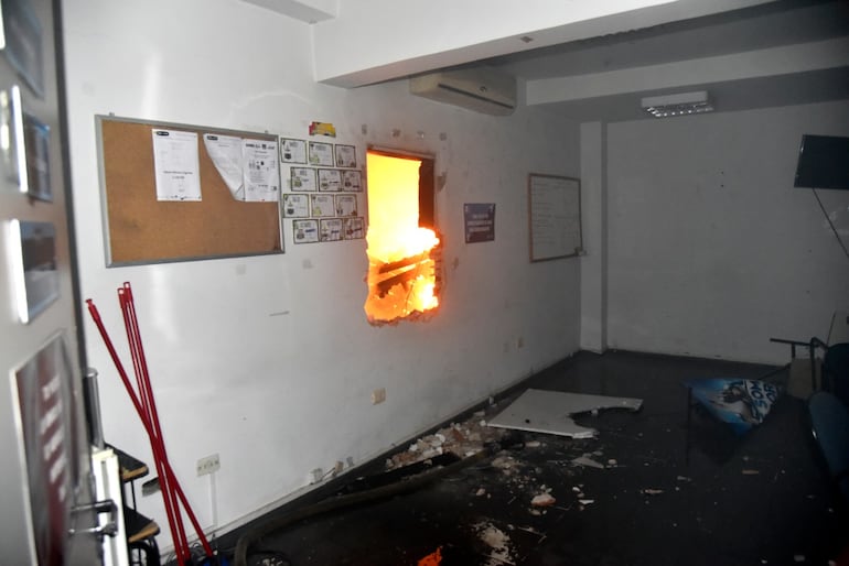 Los bomberos lograron evitar que el fuego ingrese a las oficinas.