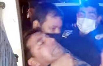 El vídeo capta el momento en que los agentes policiales dominan a la fuerza a Diosnel Villalba.