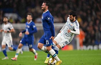 Ben Chilwell (C), jugador del Chelsea, en e momento de lesionarse durante un parte de Champions contra el Dínamo Zagreb.