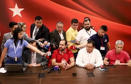 Santiago Brizuela (c), presidente del Tribunal Electoral Partidario de la Asociación Nacional Republicana (ANR), habla durante una rueda de prensa en la sede de la ANR.