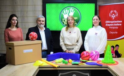 Rocío Carrillo Díaz y Luis Cáceres Brun, de Olimpiadas Especiales Paraguay; Nadia Czeraniuk y Verena Schaefer, de la UNAE y el Instituto Superior Divina Esperanza, respectivamente, durante la firma de un convenio para la formación de especialistas en apoyo a atletas especiales.