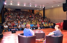 La rectora del complejo UNAE, Nadia Czeraniuk (der.), junto a Berta Rojas en una de sus charlas con los estudiantes.