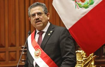 El jefe del Congreso peruano, Manuel Merino, juró ayer como nuevo presidente de Perú en medio de una crisis política y social.