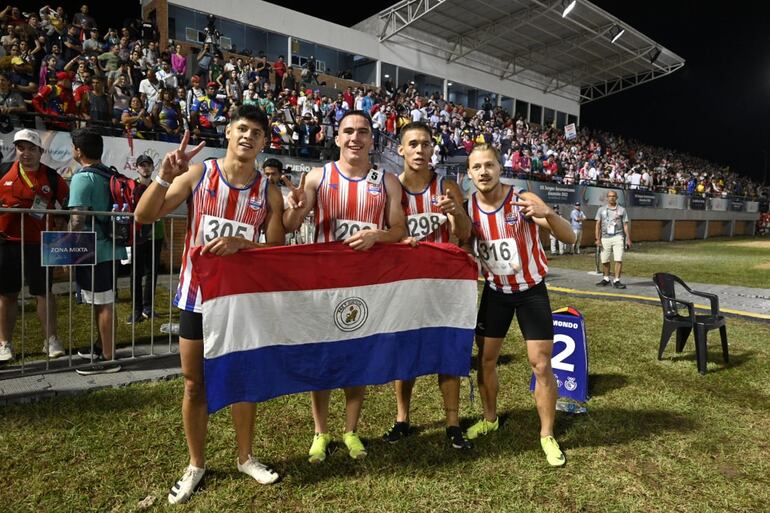Fredy Maidana (28 años), César Almirón (21), Nilo Duré (24) y Alexis Wollk (23) componen el equipo de relevo 4x100 masculino que logró conquistar la medalla de plata y la segunda para el atletismo en los Juegos Suramericanos de Asunción 2022, ayer en el COP.