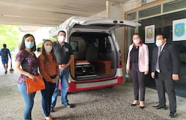 La jueza Clara Ruiz Díaz y el fiscal Juan Ledesma entregaron hoy una de las ambulancias donadas a las autoridades del Hospital de Clínicas.
