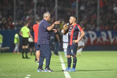 Francisco Arce (i) y Ángel Cardozo Lucena conversan en medio de una pausa del partido entre Cerro Porteño y Sportivo Ameliano por la primera fecha del torneo Apertura 2022.