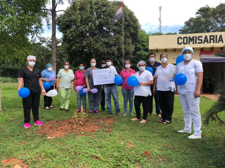 En la imagen, los compañeros del estadígrafo Alberto Risso, aguardando la llegada del cortejo fúnebre para despedirlo.