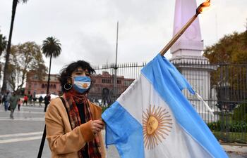 El Gobierno de Argentina anunció este viernes cambios en el impuesto a las Ganancias que pesa sobre los salarios medios y altos y que cada vez pagan más trabajadores cuyos sueldos son ajustados ante la elevada inflación que registra el país suramericano.