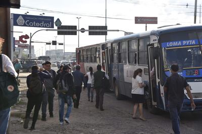 Pasajeros se aglomeran en las paradas esperando buses, que quizás ni cumplían itinerarios.