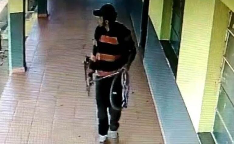 Roberto Cristaldo Cardenas tenía la misma remera en el día del hurto y cuando fue capturado.