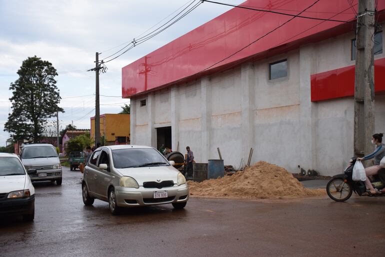 Los materiales de construcción son depositados irregularmente en la calzada entorpeciendo el trafico en el micro centro de la ciudad 