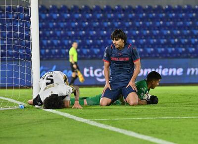 Marcelo Moreno Martins (c) después de no poder anotar un centro de Claudio Aquino en el partido contra Tacuary por la segunda fecha del torneo Clausura 2022 del fútbol paraguayo.